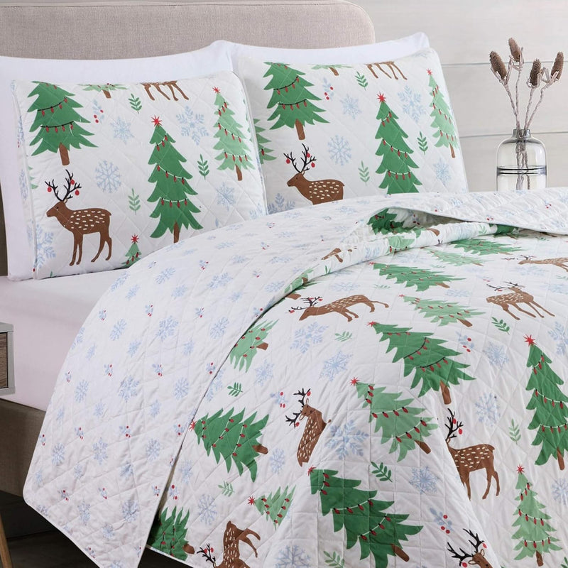3-Piece Christmas Quilt Set With Shams. Reversible Bedspread Coverlet With Hol